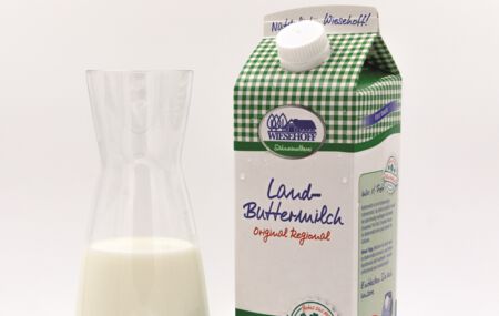 Frische Buttermilch Milch Molkerei weiße Linie Köhra Leipzig